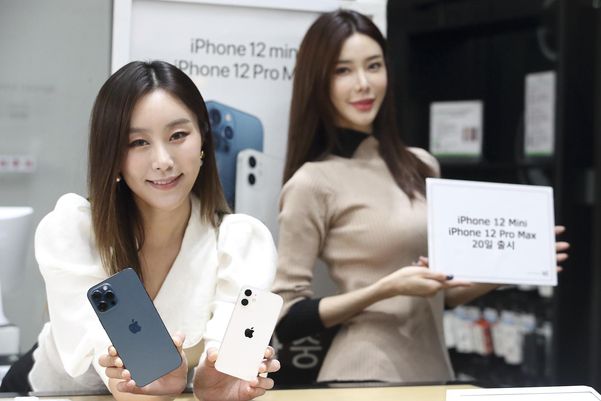 KT 모델이 아이폰12 프로맥스와 아이폰12 미니를 소개하는 모습. /KT 제공