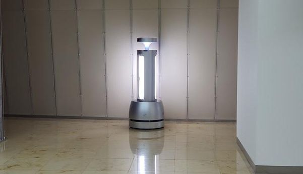 에이드봇이 벽에 접근해 살균작업을 하는 모습. 안전을 위해 시연에서는 자외선이 아닌 가시광선이 사용됐다./김윤수 기자