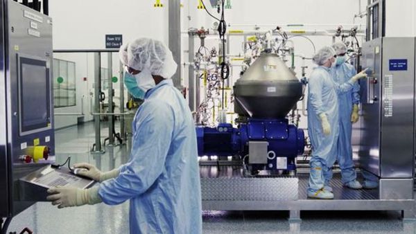 미국 제약회사 리제네론의 연구진들이 지난 10월 미생물 반응장치 앞에서 실험 결과를 관찰하고 있다./리제네론
