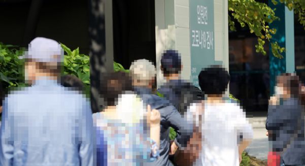 지난 9월 서울 아산병원에서 입원 예정자들이 코로나19 검사를 위해 대기하고 있다./연합뉴스