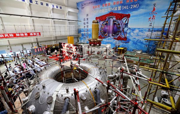 지난해 11월 중국 청두의 서남물리학연구원(SWIP)에 지어진 핵융합 실험장치 ‘HL-2M’./해커데이(Hackaday) 캡처