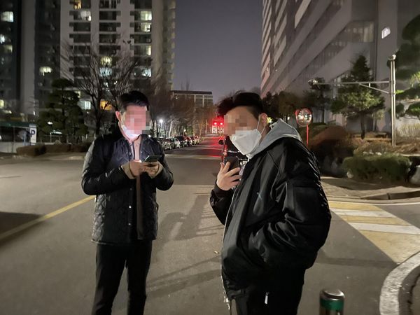 새벽에 아이폰12 프로맥스로 촬용한 인물사진 모습. 조명이 부족한 장소에서도 실제보다 더욱 밝고 자연스러운 사진을 연출할 수 있다. /이경탁 기자