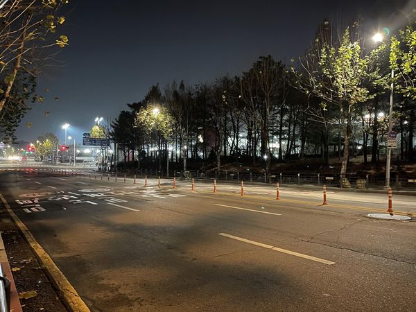 아이폰12 프로맥스로 촬영한 어두운 도로 모습. /이경탁 기자