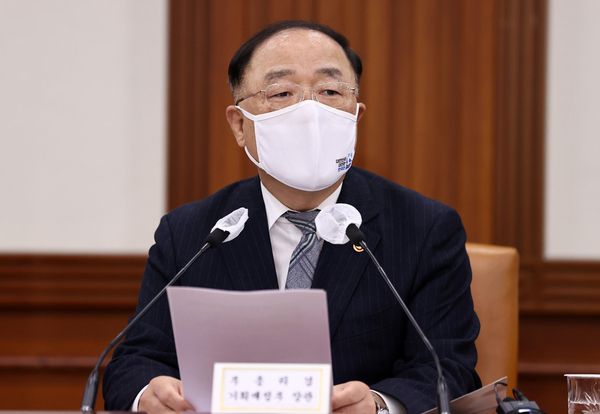 홍남기 경제부총리 겸 기획재정부 장관이 27일 종로구 정부서울청사에서 열린 '연구기관장 및 투자은행 전문가 간담회'에서 발언하고 있다. /연합뉴스