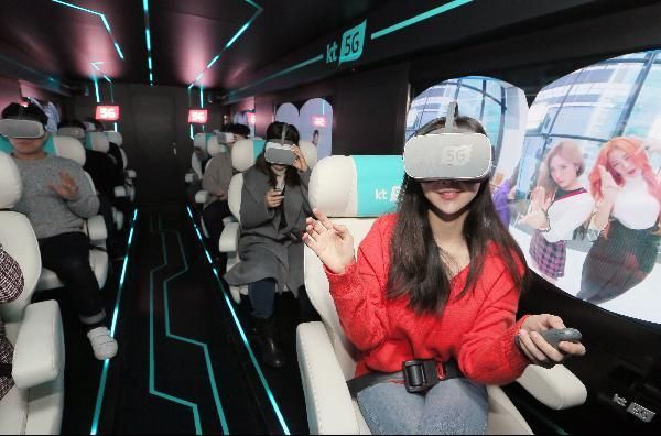 2019년 1월 16일 서울 광화문 KT 사옥에서 모델들이 가상현실(VR) 기기를 쓰고 5G(5세대 이동통신) 버스를 체험하고 있다. /조선DB.