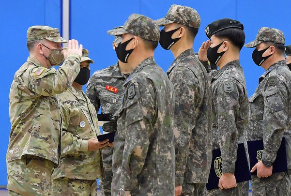 지난 6일 서울 용산미군기지 콜리어필드 체육관에서 열린 한미연합군사령부 창설 42주년 기념식에서 로버트 에이브럼스 사령관(왼쪽)이 유공자 표창을 수여하고 있다. /연합뉴스