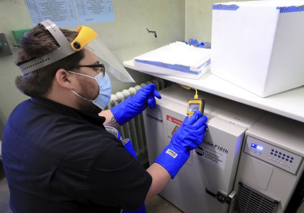 영국 런던 남부 크로이던 자치구의 보건부서 소속 의약 담당 직원이 5일(현지시간) 크로이던 대학 병원에서 화이자-바이오엔테크가 공동개발한 신종 코로나바이러스 감염증(코로나19) 백신 첫 물량을 수령해 보관할 준비를 하고 있다./연합뉴스