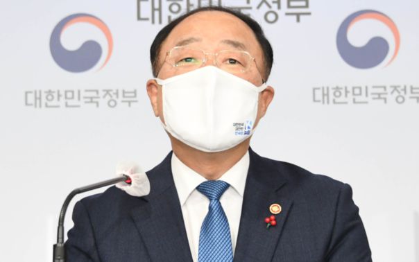 17일 홍남기 경제부총리 겸 기획재정부 장관이 정부서울청사에서 ‘2021년 경제정책방향’을 발표하고 있다./기재부 제공