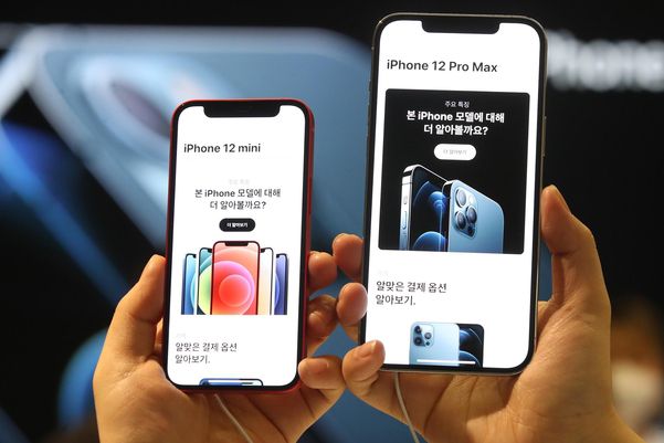 서울 중구 프리스비 명동점에서 고객들이 아이폰12 미니와 프로 맥스 두 기기를 비교해보고 있다. /연합뉴스
