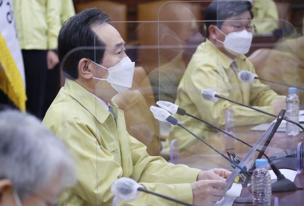 정세균 국무총리가 24일 오전 정부서울청사에서 열린 신종 코로나바이러스 감염증(코로나19) 대응 중앙재난안전대책본부(중대본) 회의를 주재하고 있다. /연합뉴스.