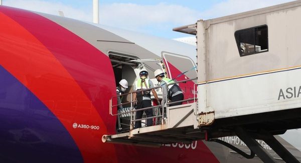 아시아나항공 관계자들이 A350 여객기에 화물을 탑재하고 있다. /연합뉴스