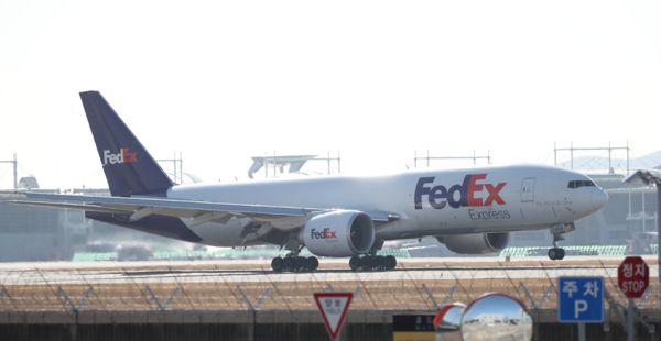 주한미군을 위한 미 국방부의 코로나19 백신을 실은 화물기가 지난달 25일 오후 인천국제공항으로 착륙하고 있다. /연합뉴스