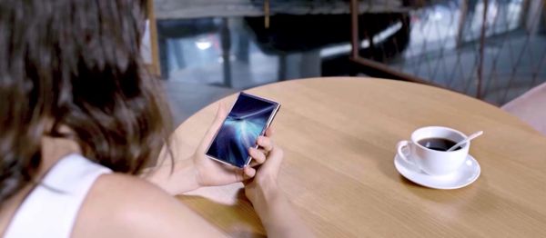 중국 TCL이 공개한 롤러블 스마트폰. /CES 홈페이지