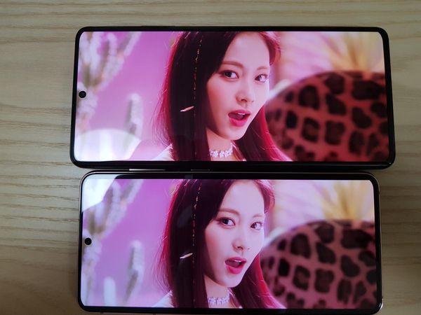 갤럭시S21 울트라로 재생한 트와이스 뮤직비디오(위). 갤럭시S21로 재생한 트와이스 뮤직비디오(아래).