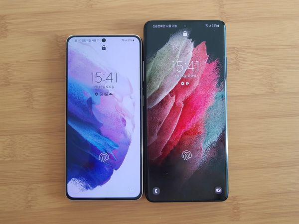 갤럭시S21(왼쪽)과 갤럭시S21 울트라(오른쪽) 앞면 모습.