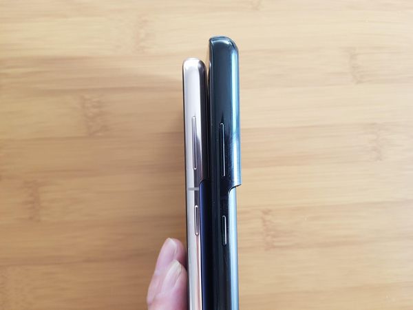 갤럭시S21(왼쪽)와 갤럭시S21 울트라 카메라 하우징 두께 모습.