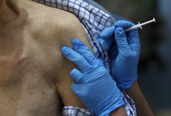 영국이 세계 최초로 화이자 코로나19 백신 일반 접종을 시작한 지난해 12월 8일(현지시각) 런던 한 병원 백신센터에서 백신 접종이 진행되고 있다. /연합뉴스