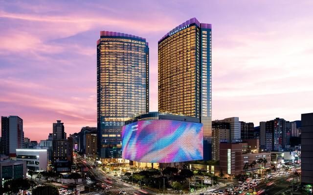 2개 호텔동으로 구성된 제주 드림타워 복합리조트 외관. /롯데관광개발 제공