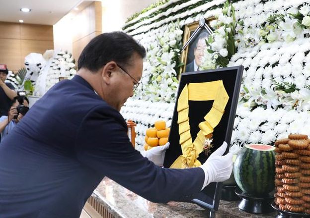 2018년 6월 25일 김부겸 당시 행정안전부 장관이 서울 송파구 서울아산병원 장례식장에 마련된 김종필 전 국무총리 빈소를 찾아 국민훈장 무궁화장을 추서하고 있다. /뉴시스