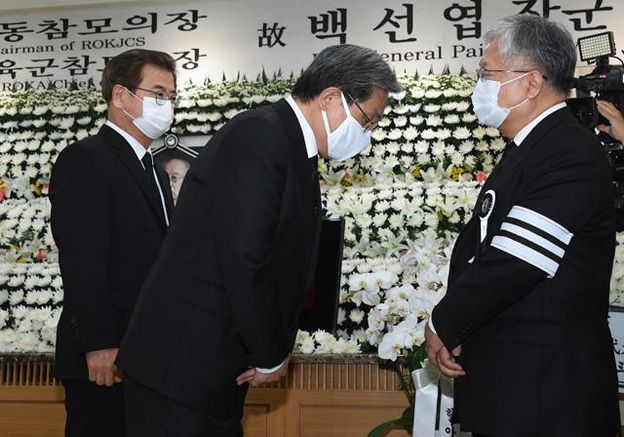 지난해 7월 12일 노영민 대통령 비서실장이 서훈 안보실장, 김유근 안보실1차장, 김현종 안보실2차장과 함께 서울 송파구 서울아산병원에 마련된 고 백선엽 장군 빈소를 방문해 조문하고 있다. /조선DB