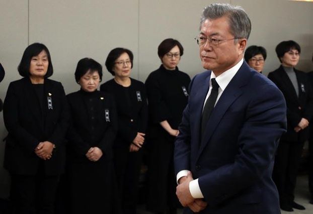 2019년 1월 29일 오후 문재인 대통령이 서울 서대문구 세브란스 병원 장례식장 특실에 마련된 일본군 위안부 피해자 고 김복동 할머니의 빈소에서 조문을 하고 있다. 왼쪽 첫 번째는 윤미향 당시 정의기억연대 이사장. /조선DB