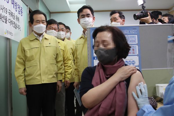 정세균 국무총리가 3일 서울 중구보건소를 방문해 코로나 접종 예진실과 접종실을 참관하고 있다. /연합뉴스