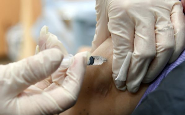 신종 코로나 바이러스 감염증(코로나19) 백신 접종 첫날인 지난 26일 오전 부산 해운대구 보건소에서 접종이 이뤄지고 있다. /연합뉴스