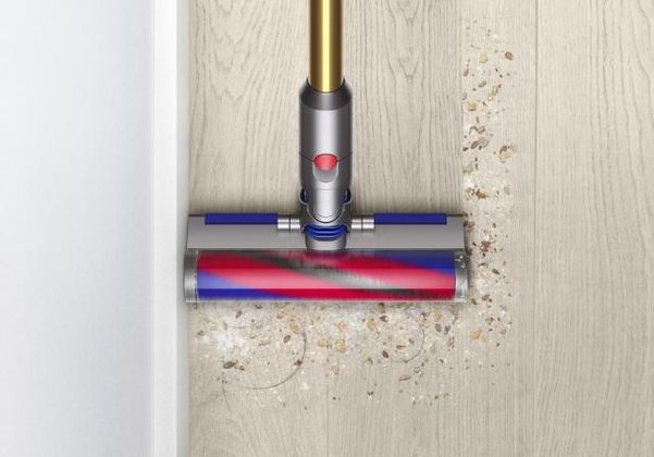 다이슨 무선청소기로 먼지를 제거하고 있는 모습. /다이슨 코리아