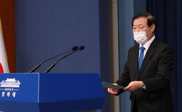 정만호 청와대 국민소통수석이 11일 오후 청와대 비서관 이상 본인과 배우자·직계가족의 부동산 거래내역 조사결과 발표를 위해 청와대 춘추관 대브리핑룸에 입장하고 있다. /연합뉴스