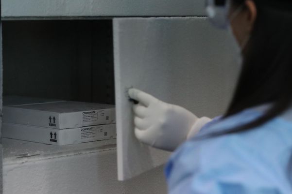 지난 30일 서울 성북구 예방접종센터에 만 75세 이상 고령층 접종에 사용될 신종 코로나바이러스 감염증(코로나19) 예방 백신(화이자)이 도착해 초저온 냉동고에 입고되고 있다. /연합뉴스