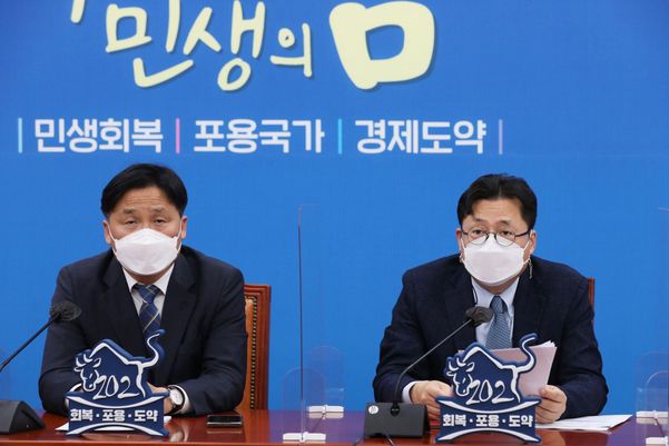 더불어민주당 홍익표(오른쪽) 정책위의장이 13일 서울 여의도 국회에서 열린 원내대책회의에서 발언하고 있다. 왼쪽은 김영진 원내대표 직무대행./연합뉴스