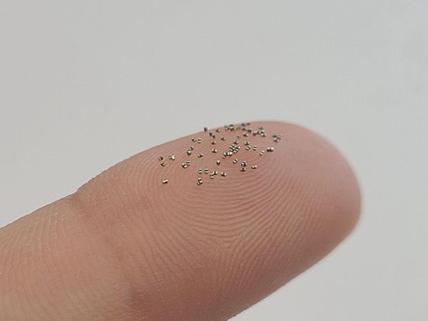 삼성전기가 지난 15일 개발한 가로 0.4㎜, 세로 0.2㎜ 크기의 IT용 MLCC 모습.