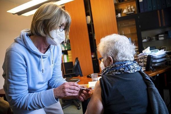 지난 7일 독일의 한 보건소에서 고령층을 대상으로 화이자 백신 접종이 이뤄지고 있다.