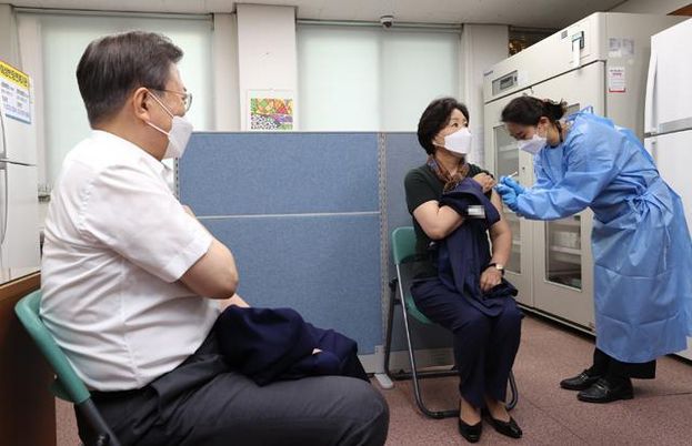 문재인 대통령이 지난달 23일 오전 서울 종로구보건소에서 아스트라제네카 백신을 맞은 뒤 김정숙 여사 접종을 보고 있다. /연합뉴스