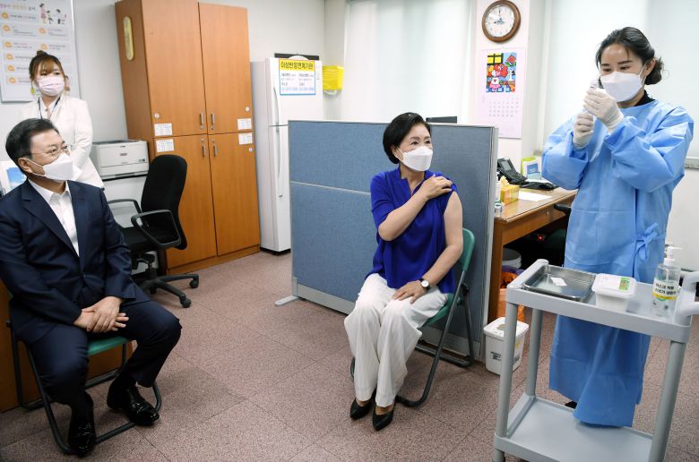 문재인 대통령이 30일 오전 서울 종로구보건소에서 아스트라제네카 백신 2차 접종을 마친 뒤 김정숙 여사 접종을 보고 있다. /연합뉴스