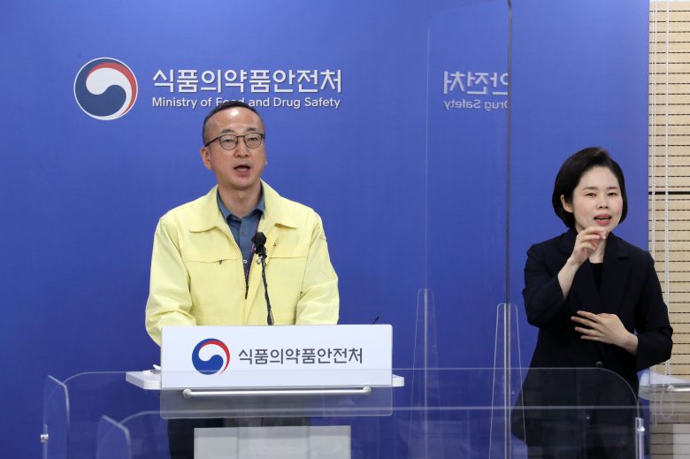 김상봉 식품의약품안전처 바이오생약국장이 10일 오전 충북 청주시 식품의약품안전처 브리핑룸에서 미국 제약사 모더나가 개발한 신종 코로나바이러스 감염증(코로나19) 백신에 대한 품목허가 진행 상황 등 검증 자문단 회의 결과를 발표하고 있다./연합뉴스