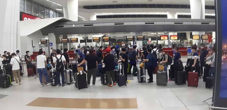 지난 8일 오후(현지 시각) 한국행 특별기 탑승을 위해 인도 수도 뉴델리 인디라 간디 국제공항에서 한국 기업 관계자들이 출국 수속을 밟고 있다. 이들은 신종 코로나바이러스 감염증(코로나19) 확산을 피해 아시아나항공 편을 통해 귀국길에 올랐다. /주인도 한국대사관 제공.