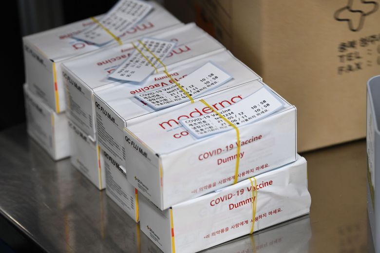 12일 충북 오창 물류창고에서 '모더나 백신 수송 모의훈련'이 진행되고 있다./연합뉴스