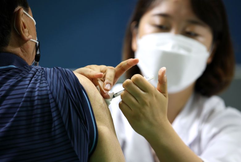 24일 오전 광주 서구 염주체육관에 마련된 코로나19 예방접종센터에서  한 어르신들이 화이자 백신 1차 접종을 받고 있다. 수급 불균형 문제로 잠정 중단됐던 75세 이상과 노인시설 이용·입소·종사자 대상 화이자 백신 1차 접종이 지난 22일부터 재개됐다./연합뉴스