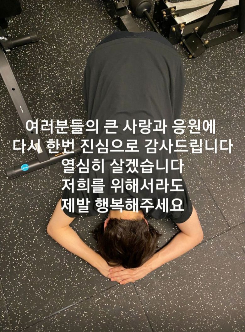 신곡 '퍼미션 투 댄스'(Permission to Dance)로 또다시 미국 빌보드 메인 싱글 차트 정상을 차지한 그룹 방탄소년단(BTS)이 자신들의 성과에 놀라워하면서 팬들에게 거듭 감사를 전했다. 지민은 빌보드 발표 직후인 20일 오전 팬 커뮤니티 위버스에 직접 큰절을 올리는 사진을 게재하고 "여러분들의 큰 사랑과 응원에 다시 한번 감사드린다"고 적었다. /위버스 캡처