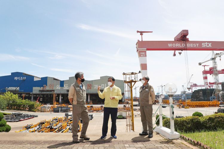허성무 경남 창원 시장이 지난 20일 STX조선해양을 방문해 CI(기업로고) 변경 작업이 진행되고 있는 현장을 시찰하고 있다. /창원시 제공