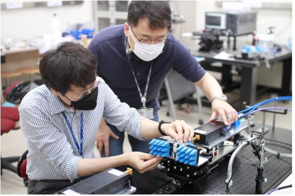 사진은 빔포밍 테스트 중인 LG-KAIST 6G 연구센터 연구원. /KAIST 제공
