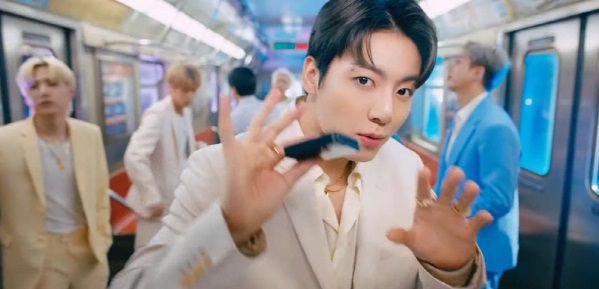 11일 삼성 갤럭시 언팩 2021 영상에 등장해 인기곡 버터를 부르는 BTS. /유튜브 캡처