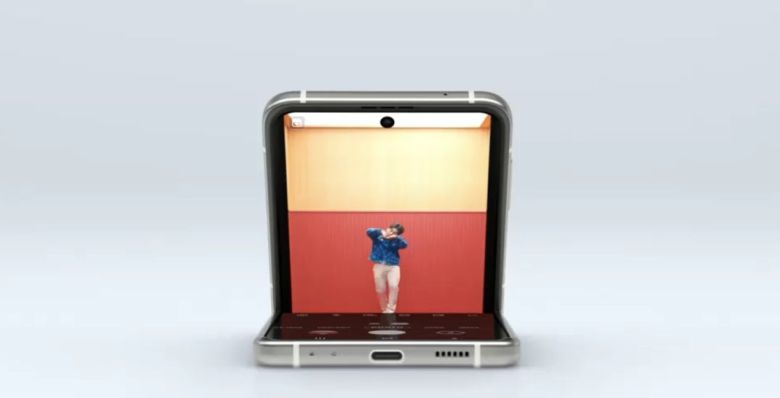 갤럭시Z플립3 화면에서 BTS가 인기곡 버터를 부르는 모습. 뮤직비디오에서와 같은 체육관을 배경으로 하고 있다. /유튜브 캡처