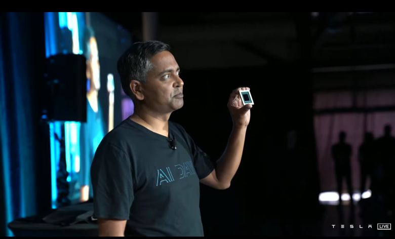 가네시 벤카타라마난 테슬라 수석이사가 최근 열린 테슬라 AI데이에 참석해 슈퍼컴퓨터용 칩 D1에 대해 소개하고 있다. /테슬라 유튜브 캡쳐