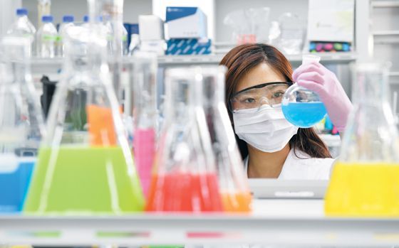 JW중외제약 연구원이 경기도 수원에 위치한 C&C신약연구소에서 의약물질 실험을 하고 있다.