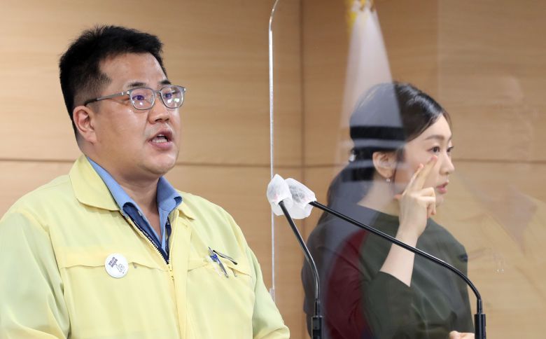 손영래 중앙사고수습본부 전략기획반장(보건복지부 대변인)이 29일 정부서울청사에서 코로나19 중대본 회의결과 브리핑을 하고 있다./연합뉴스
