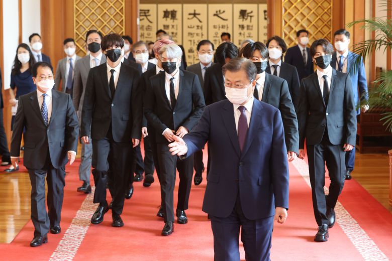 문재인 대통령이 14일 청와대에서 열린 미래세대와 문화를 위한 대통령 특별사절 임명장 수여식에서 그룹 BTS에게 임명장을 수여하고 환담장으로 이동하고 있다. /연합뉴스