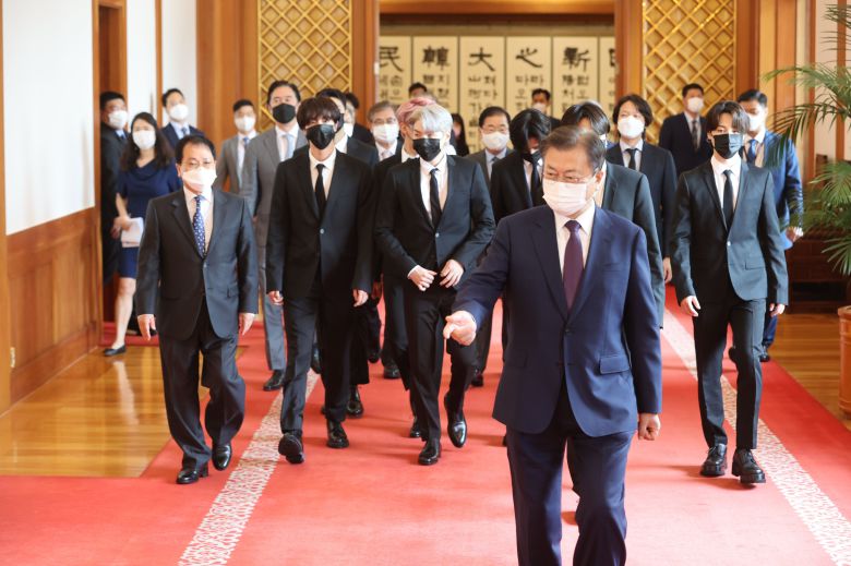 문재인 대통령이 14일 청와대에서 열린 미래세대와 문화를 위한 대통령 특별사절 임명장 수여식에서 그룹 BTS에게 임명장을 수여하고 환담장으로 이동하고 있다. /연합뉴스