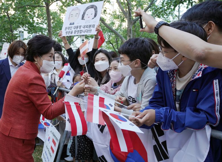 지난 6월 13일(현지 시각) 문재인 대통령과 오스트리아를 국빈 방문한 김정숙 여사가 빈 숙소 앞에서 교민들과 인사하고 있다. /연합뉴스